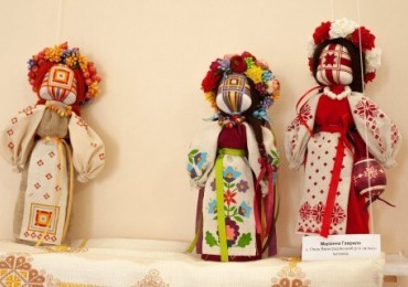 «Натхненні лялькою»: в Ужгородському скансені демонструють мистецтво створення ляльки