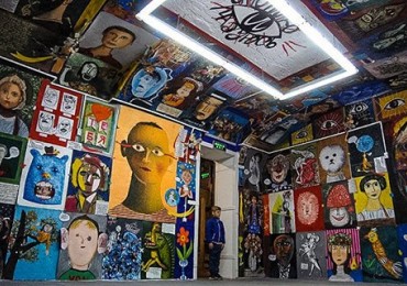 What is the phenomenon of the Kharkiv art studio Aza Nizi Maza?